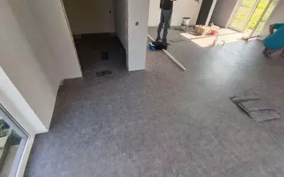 Укладка кварцвиниловой плитки в частном доме 