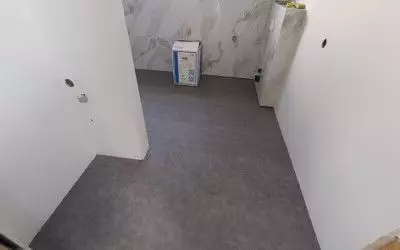 Укладка кварцвиниловой плитки в частном доме 