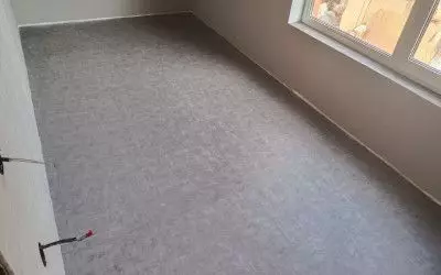 Укладка кварцвиниловой плитки в частном доме 