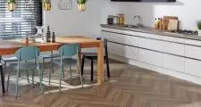 Практичный и современный ПВХ пол в кухню Практичный и современный ПВХ пол в кухню